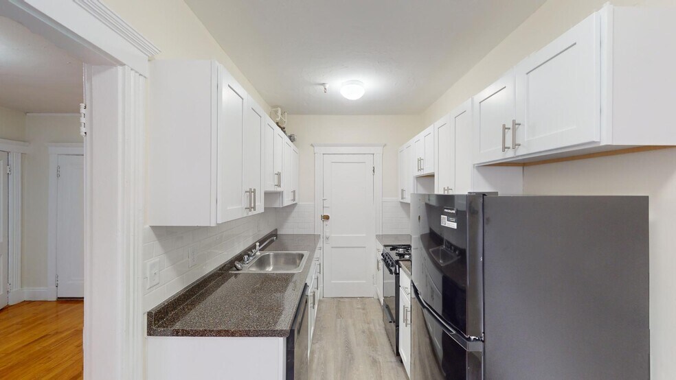 Building Photo - 425 Park Dr