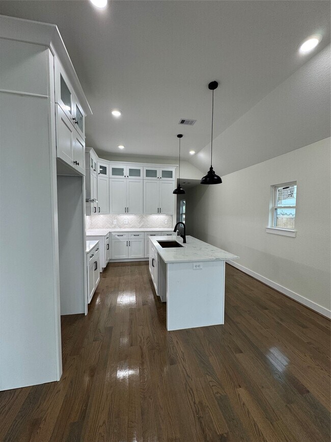 Building Photo - 923 Adele St