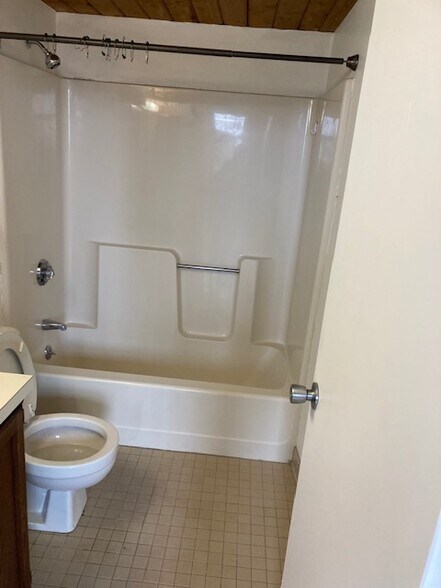 bathroom 1 - 50 Rantoul St
