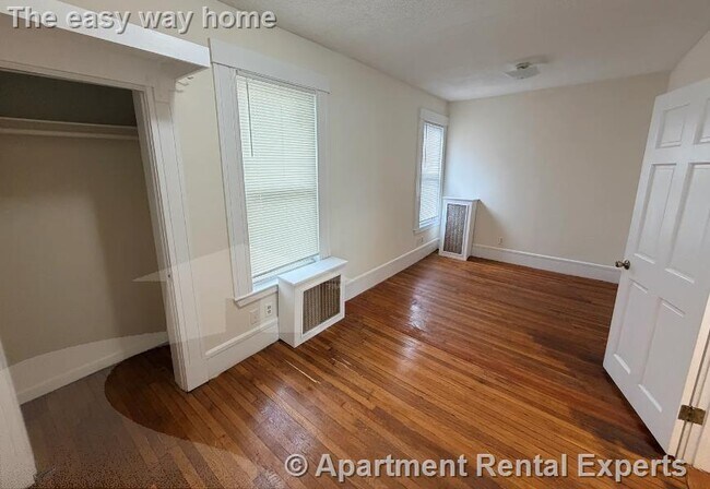 Building Photo - 158 Holland St