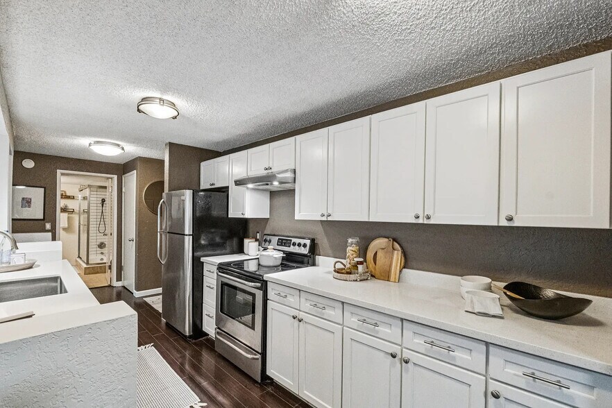 Building Photo - 2500 W Manor Pl