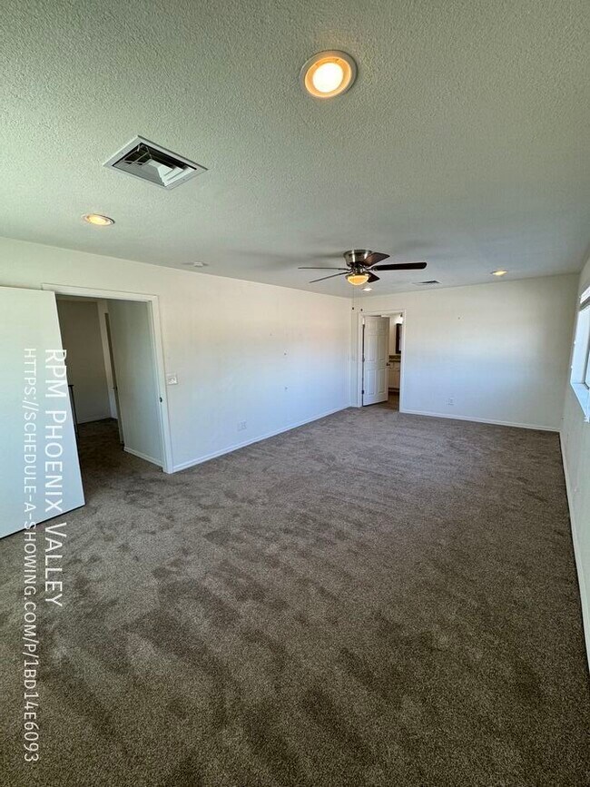 Building Photo - Spacious 2 Story with double primary bedro...