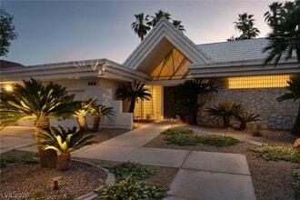 Building Photo - 208 Desert View St