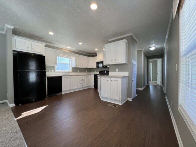 Building Photo - 125 E Sourwood Dr