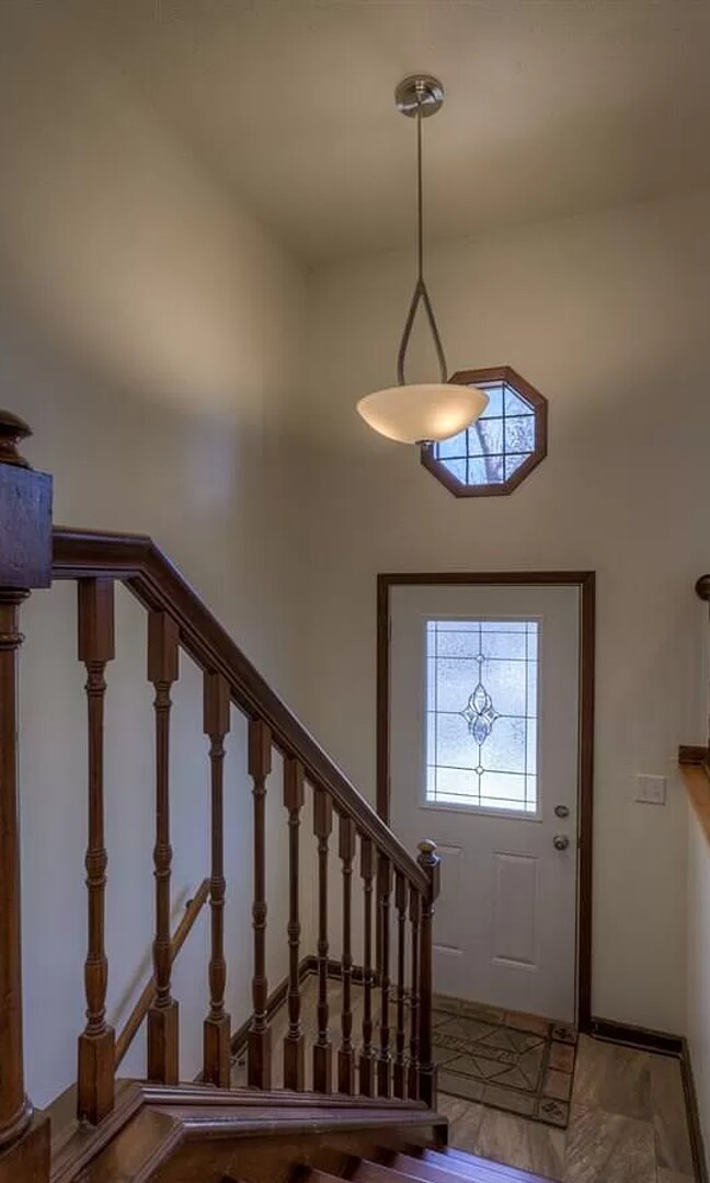 Building Photo - Spacious Home For Rent In Bellevue