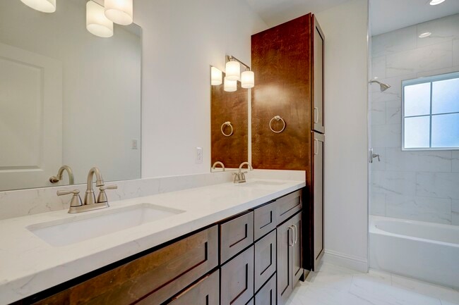 Building Photo - 2133 Naomi St