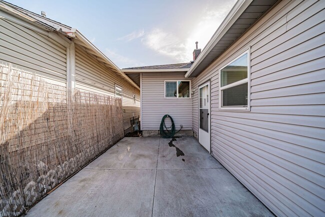 Building Photo - 3 bed 1 bath home recently renovated.