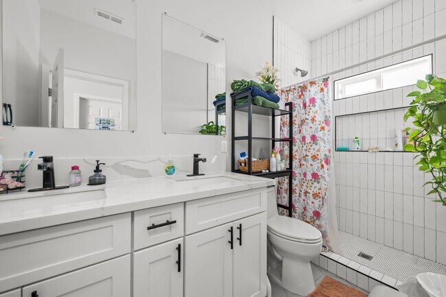 Building Photo - Spacious turfed yard!