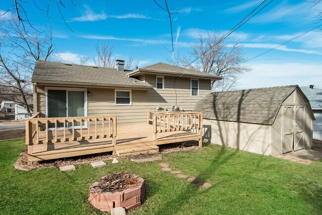 Building Photo - Beautiful 3BD Home Near Worlds of Fun!