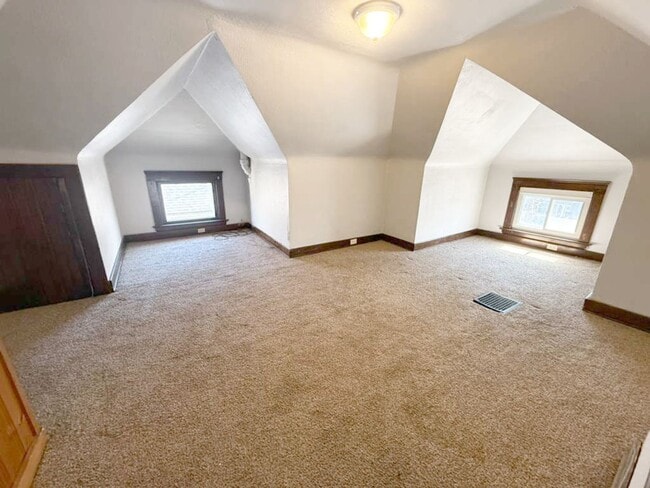 Building Photo - 4 BED 1 BATH SINGLE FAMILY HOME IN CLEVELAND!