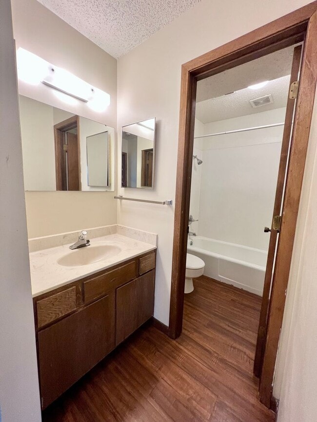 Building Photo - Pre-Leasing Now! Modern 2 Bed, 1 Bath – Centrally Located!