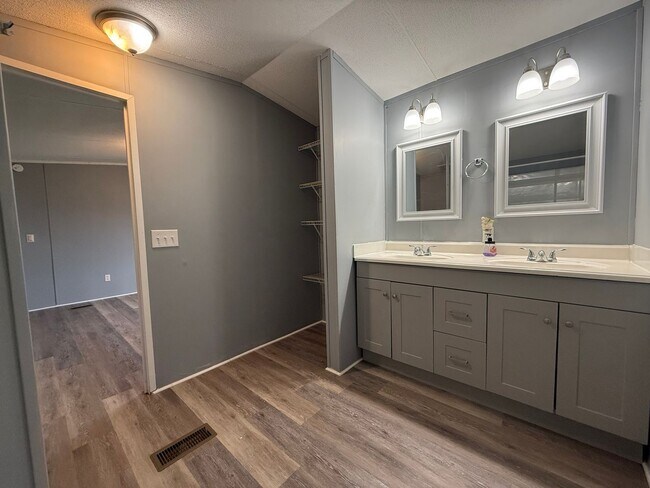Building Photo - 3 Bedroom 2 Bathroom Mobile Home Located i...