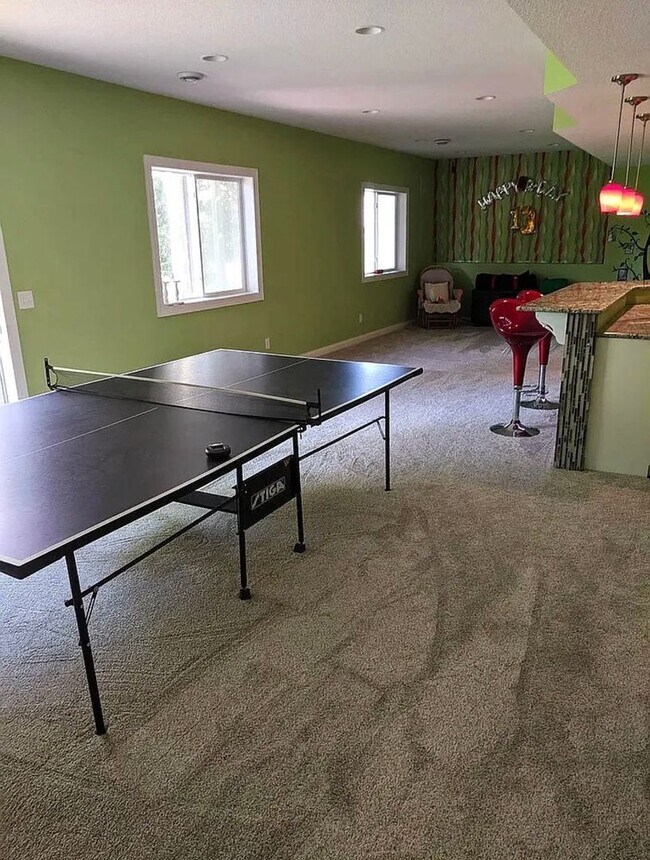 Building Photo - Spacious 4bed 3.5bath Single Family Home in Shakopee.  Featuring an in-home Theater