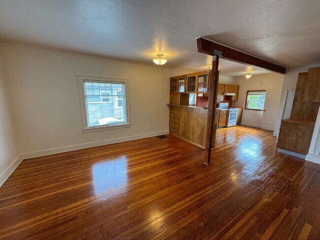 Building Photo - 3 Bedroom Home in Sellwood/Moreland.- Grea...