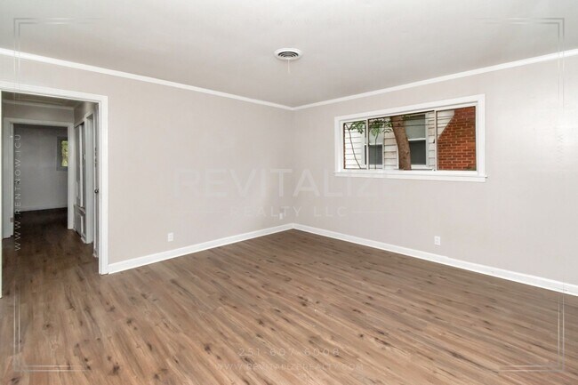 Building Photo - Updated 2 Bed/1 Bath Home in Mobile! **Plus a FREE 50" Smart TV!**