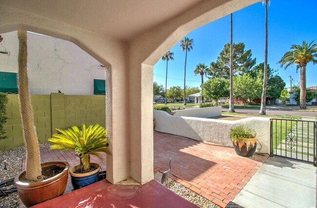 Building Photo - 1310 W Lynwood St