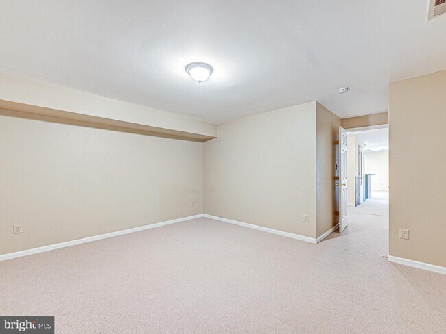 Building Photo - 817 Santmyer Dr SE