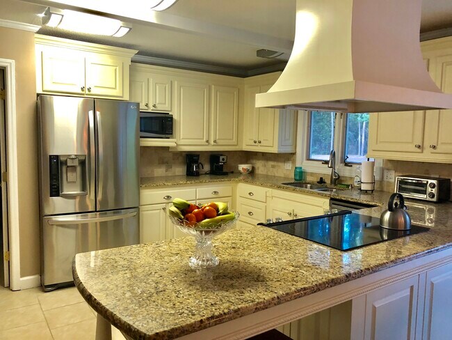 Building Photo - 685 Donald Ross Dr