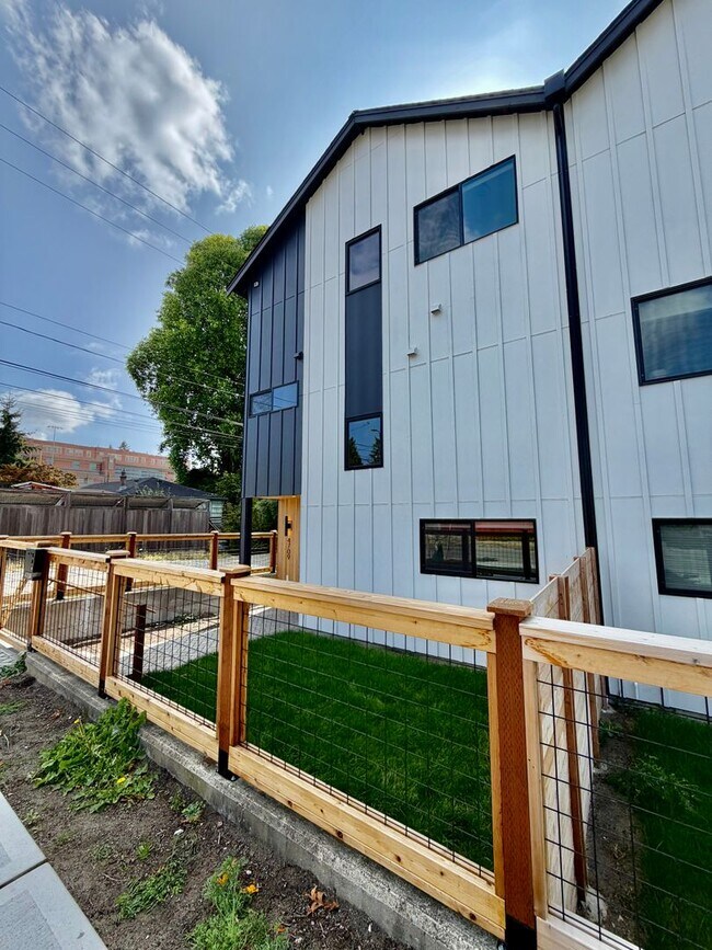 Building Photo - 4709 SW Hinds St