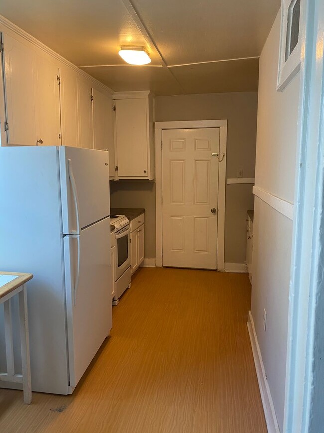 Building Photo - 2 bedroom, 1 bath single family cottage av...