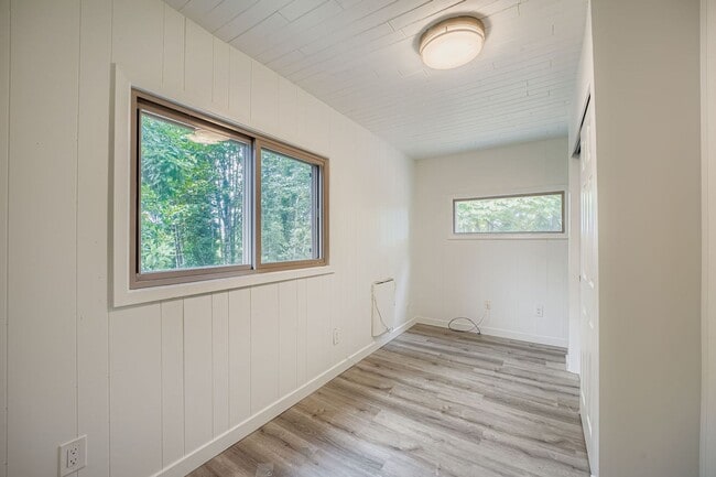 Building Photo - Bright & Charming  Home in White Center!