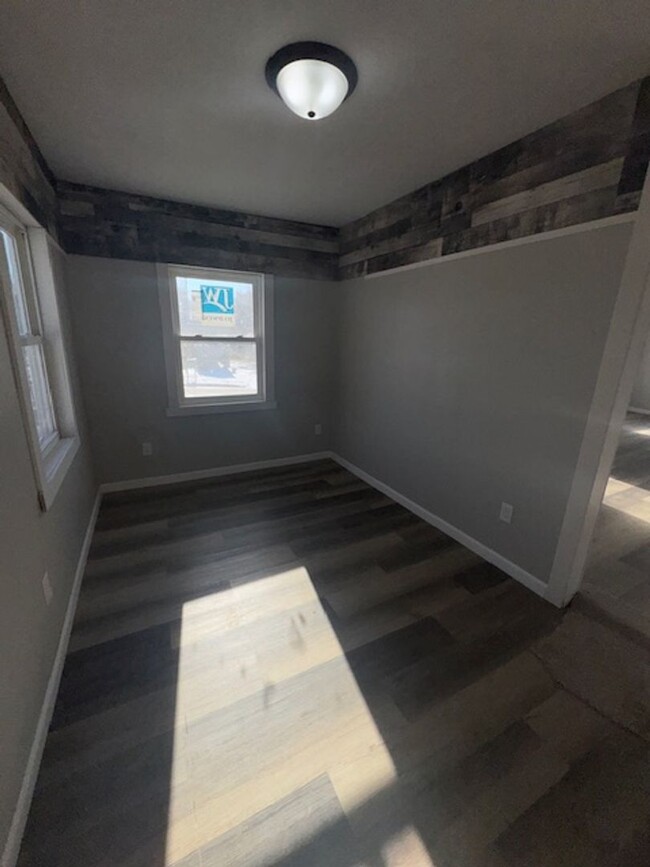 Building Photo - Fully renovated!