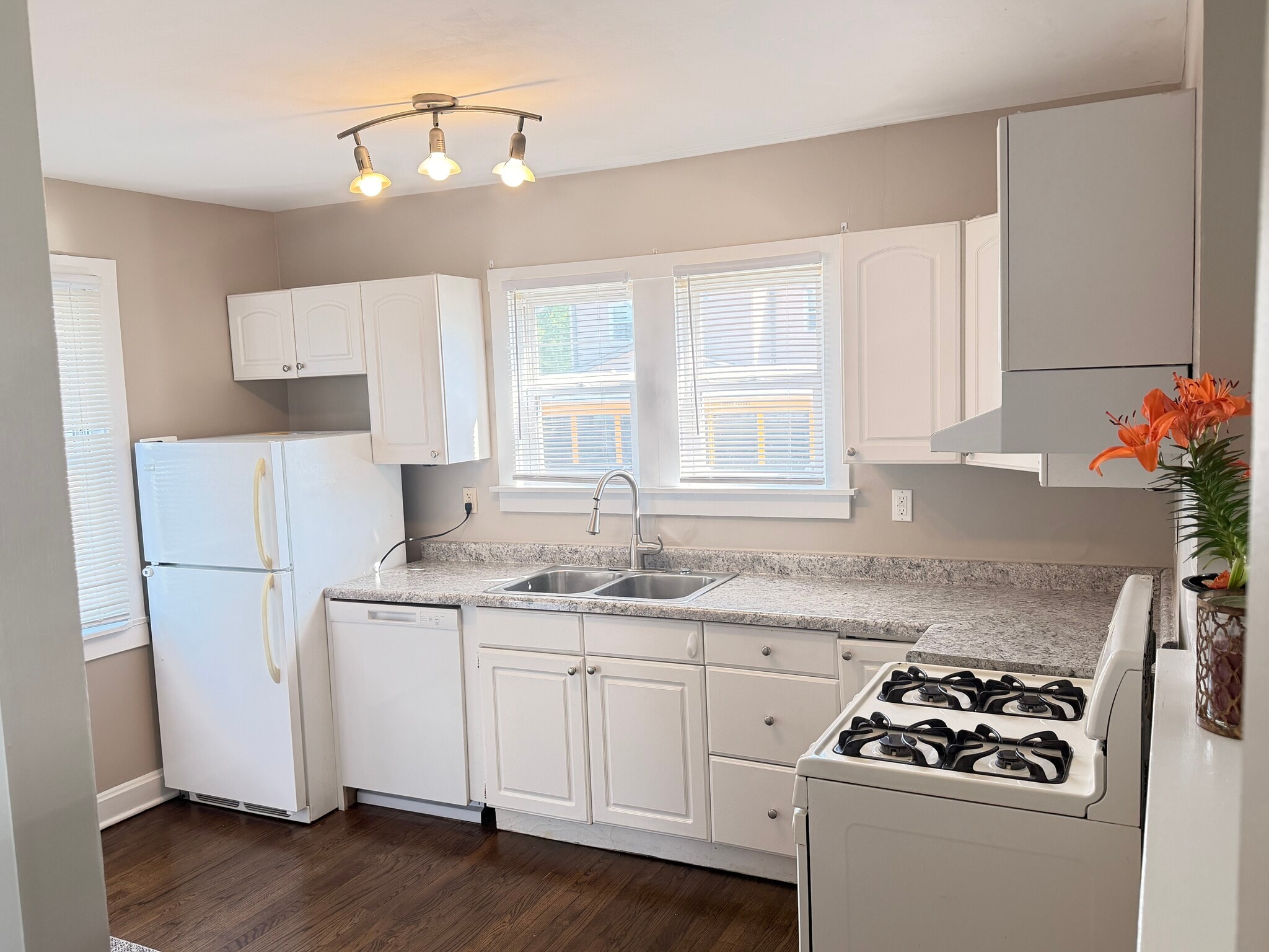 3 Kitchen - 9351 Kennedy Ave