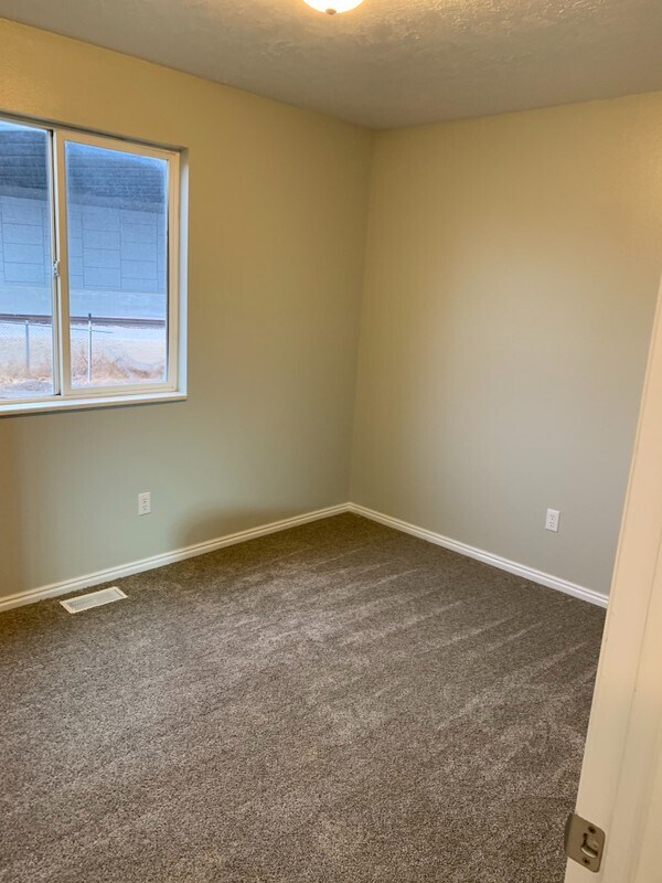 Building Photo - 387 900 E