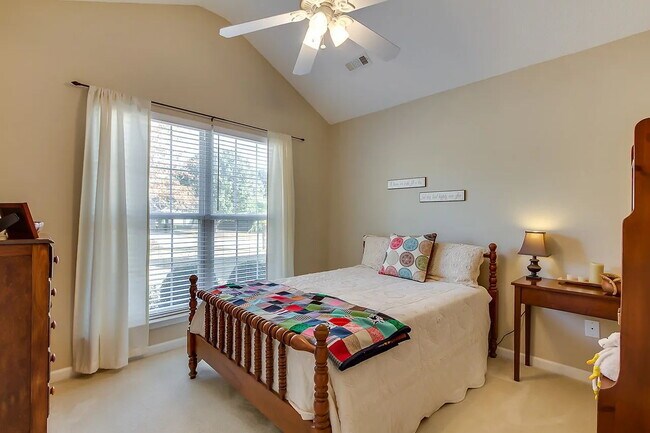 Building Photo - The perfect 3 bed, 2 bath home located in ...
