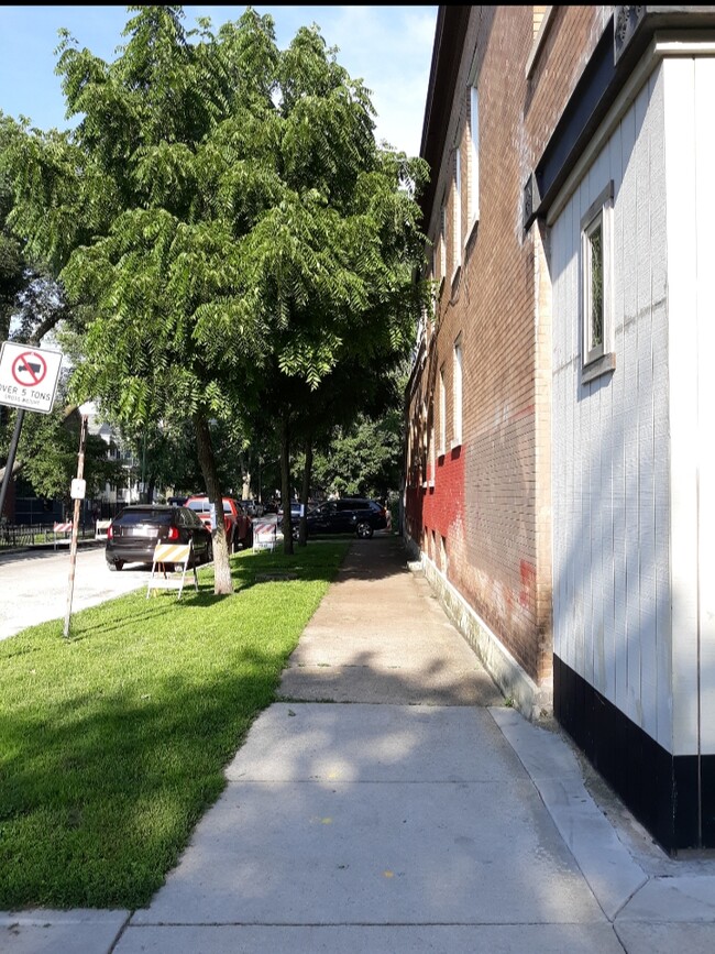 Building Photo - 2859 N Damen Ave