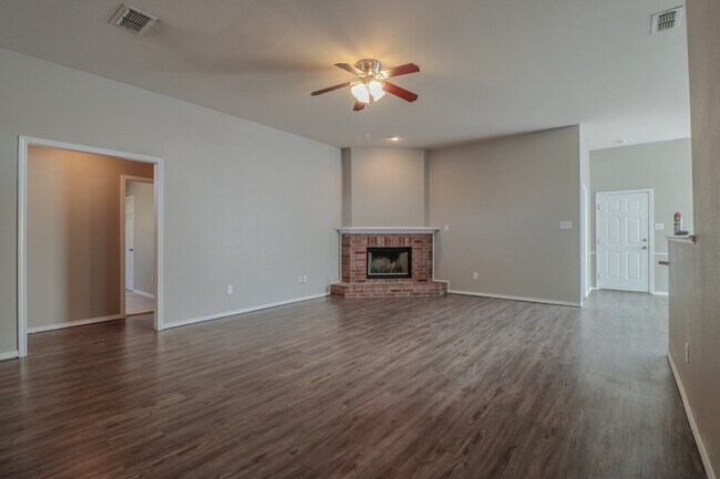 Building Photo - 4Bed/2Bath Available 11/10 !