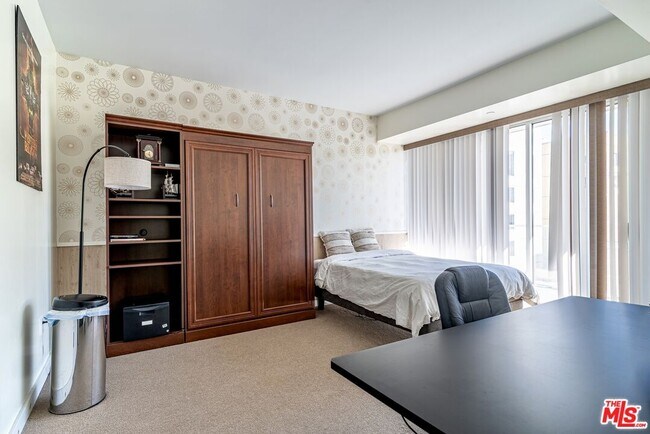 Building Photo - 6250 Hollywood Blvd