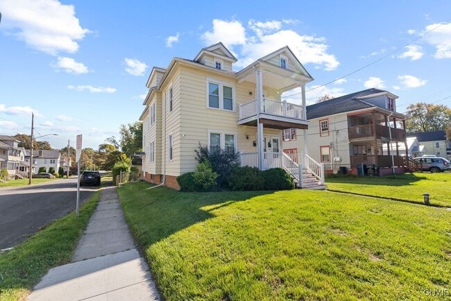 Building Photo - 401 Valley Dr