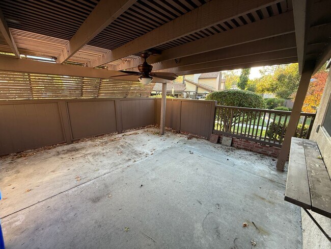 Building Photo - 4-Bedroom Plus Bonus Room Home with Golf C...
