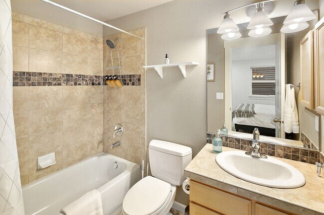 Building Photo - 1220 Aurora Ave N