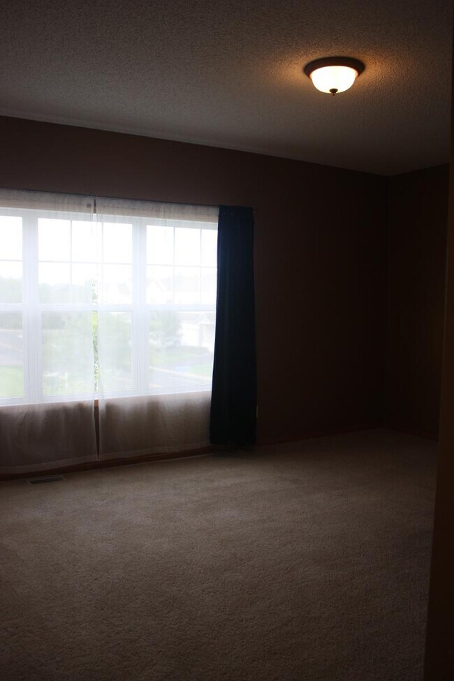 Building Photo - 711 Willow Glen Dr