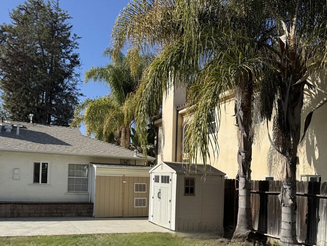 extra large back yard with six foot redwood fence enclosure - 4950 Chimineas Ave