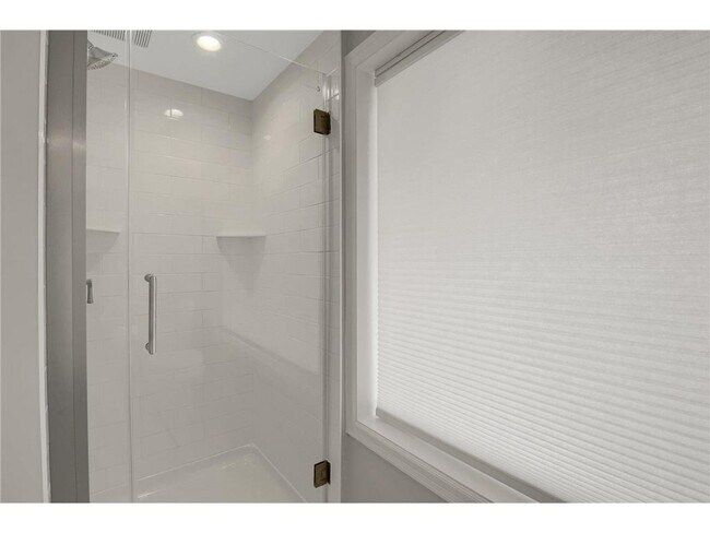 Building Photo - 3465 Deephaven Ave