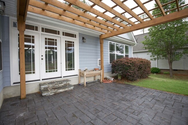 Building Photo - Woodlake Home