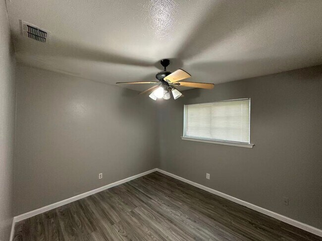 Building Photo - Great location!! Dont miss this 3 Bed house with a good rent
