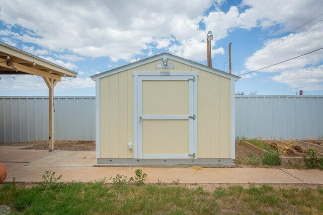 Building Photo - 313 Robins Dr