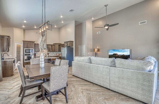 Building Photo - Eastside area for  Short or Long Term Rental(Completely Furnished) Beautiful 4 bed/2.5 baths