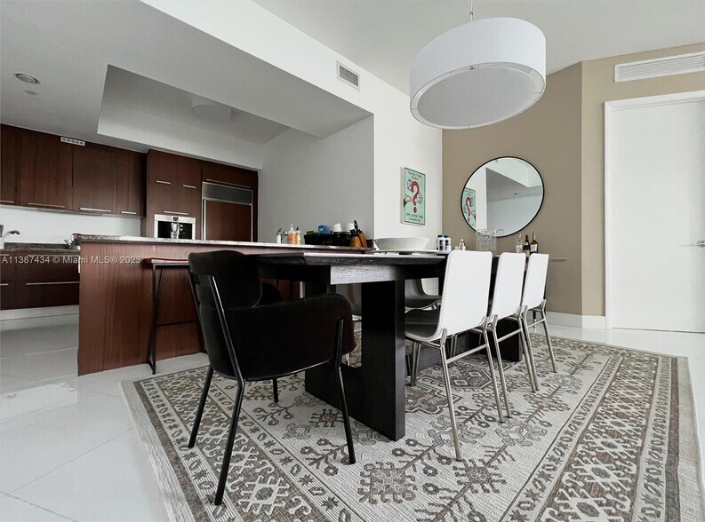Building Photo - 15811 Collins Ave