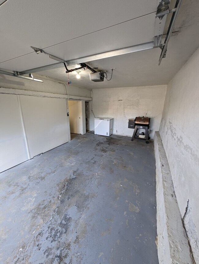 Building Photo - Updated 3 Bedroom Charmer in the Heart of ...