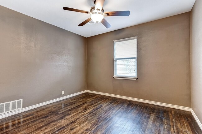 Building Photo - 806 E Rosedale St