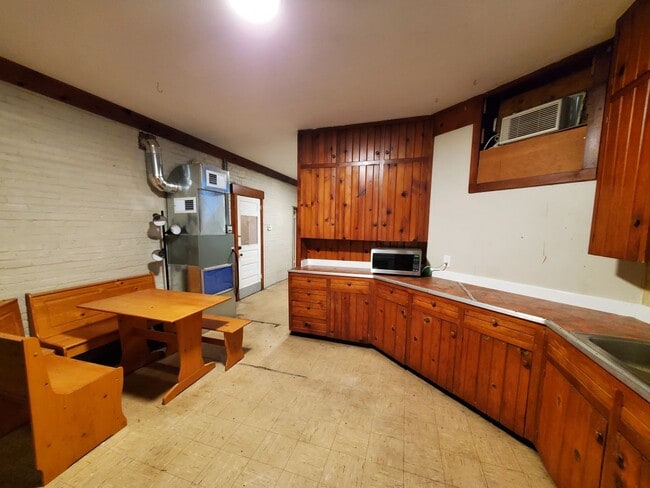 Building Photo - Large 1 bedroom remodeled apartment, washer/dryer hookups