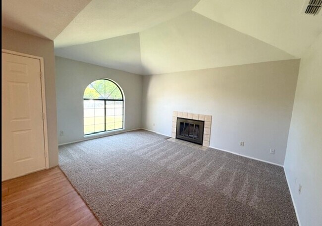Building Photo - Remodeled 3 Bedroom Home in Roseville for Rent