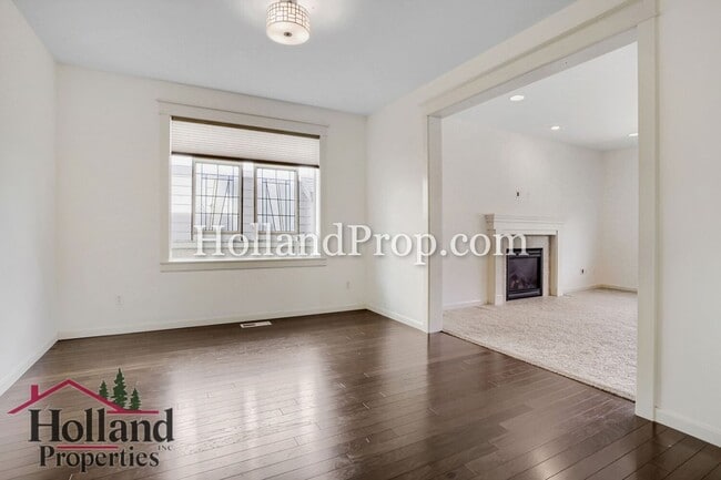 Building Photo - Spacious 4-Bedroom Portland Home with Fenced Yard, Fireplace & Modern Finishes!