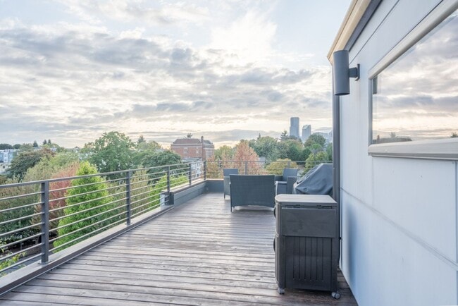 Building Photo - 3Bd/3.25Ba Seattle