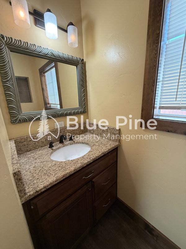 Building Photo - 321 Lomax St